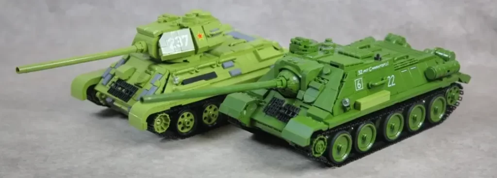 SU T34 Tank along with the Panlos 632022 - SU 100 Tank Building Blocks,  photo taked by Xiao Yu Jie 