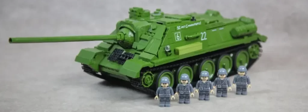 The 5 Minifigures along with the Panlos 632022 - SU 100 Tank Building Blocks, photo taked by Xiao Yu Jie