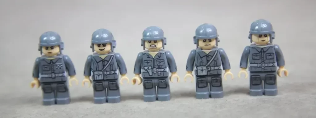 The 5 Minifigures of the Panlos 632022 - SU 100 Tank Building Blocks,  photo taked by Xiao Yu Jie 