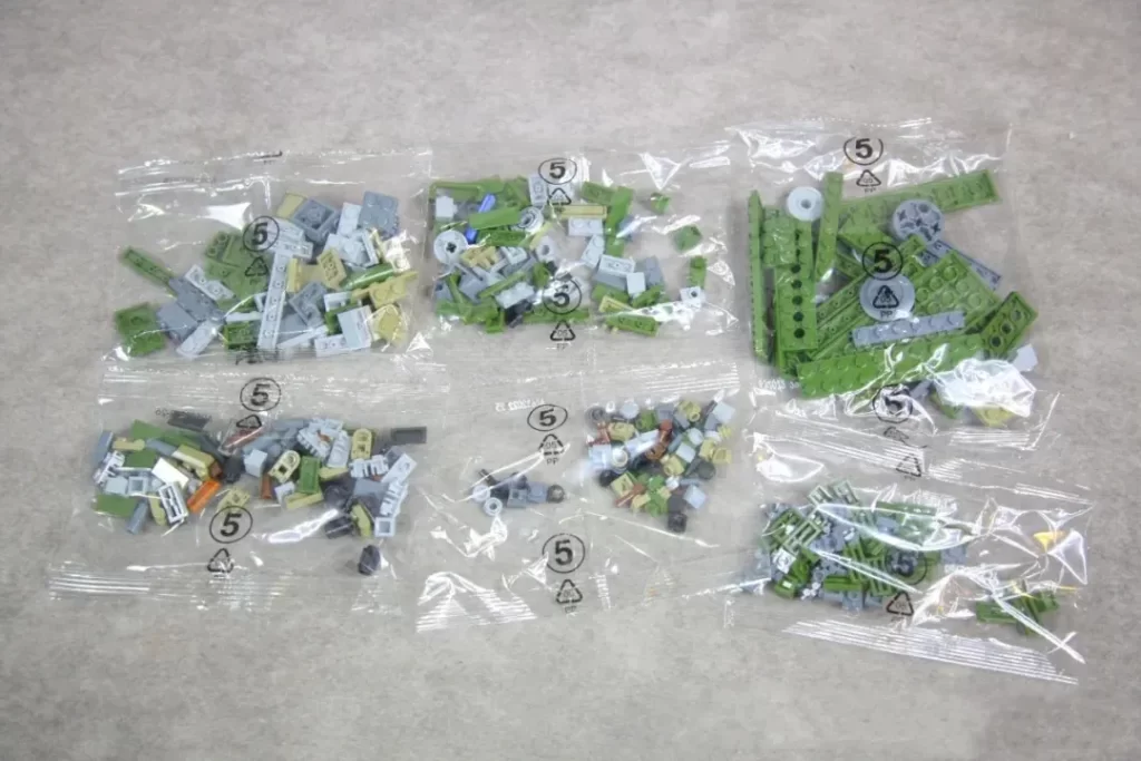 The Bag 5 of the Panlos 632022 - SU 100 Tank Building Blocks,  photo taked by Xiao Yu Jie 