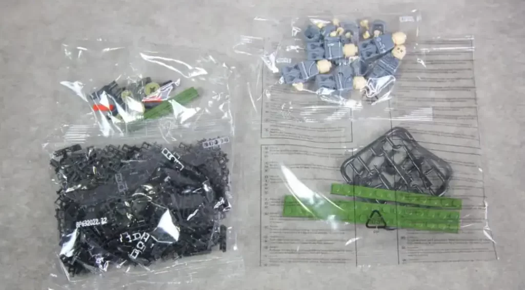 The Unlabeled Parts Bag of Panlos 632022 - SU 100 Tank Building Blocks, photo taked by Xiao Yu Jie