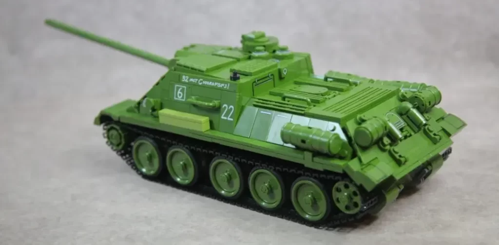 The external structure is sturdy enough that Panlos 632022 - SU 100 Tank Building Blocks won't fall off with just a touch, photo 3 taked by Xiao Yu Jie