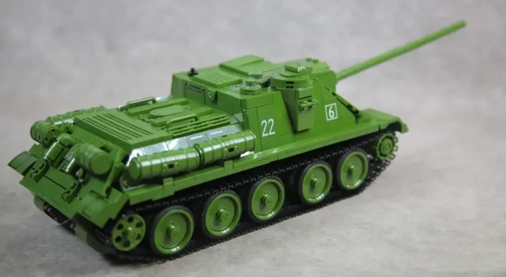 The external structure is sturdy enough that Panlos 632022 - SU 100 Tank Building Blocks won't fall off with just a touch, photo taked by Xiao Yu Jie