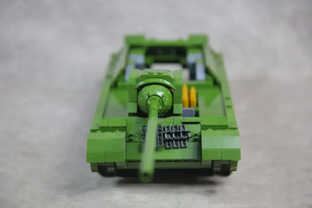 The front of the gun shield is slightly offset to the left, which matches the characteristics of the original tank of Panlos 632022 - SU 100 Tank Building Blocks, photo 2 taked by Xiao Yu Jie