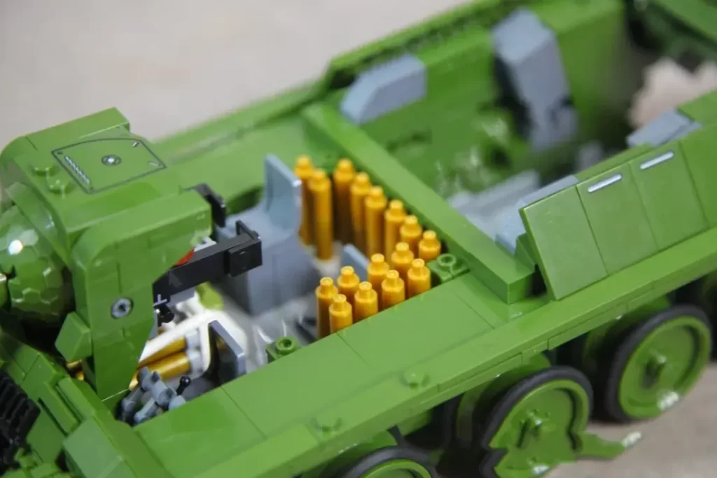 The gun compartment is filled with ammunition in the Panlos 632022 - SU 100 Tank Building Blocks,  photo 2 taked by Xiao Yu Jie 