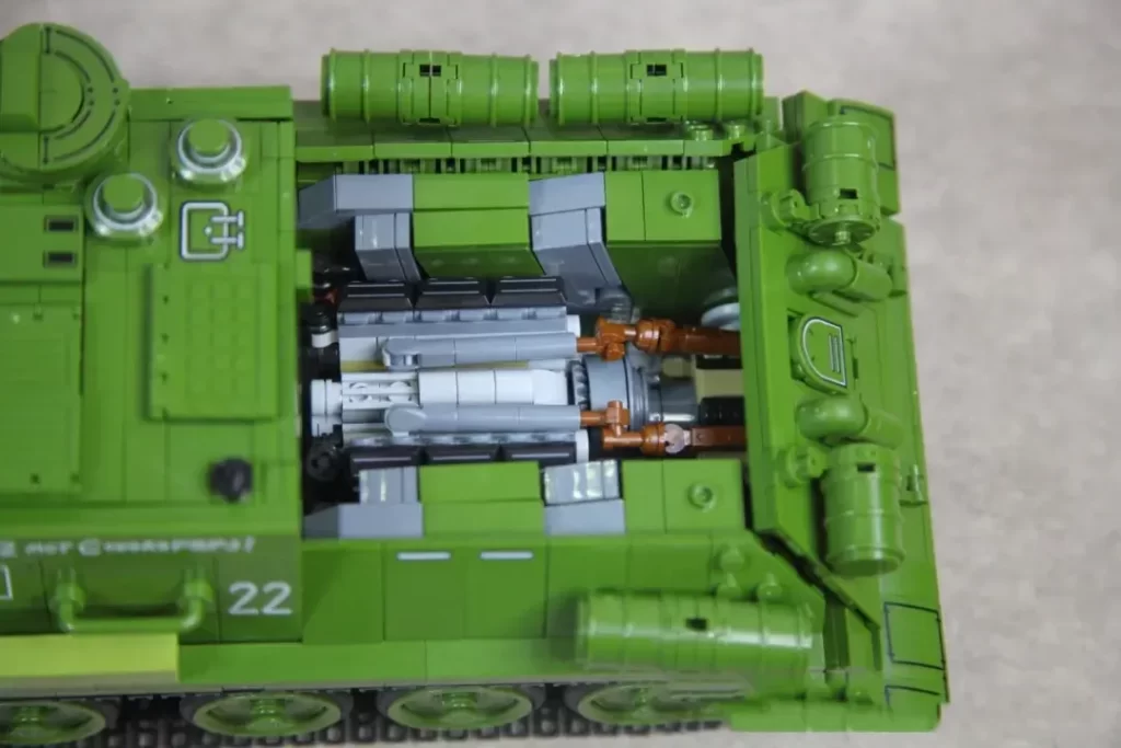 The interior space is completely utilized with a very compact design in The Bag 5 of the Panlos 632022 - SU 100 Tank Building Blocks,  photo taked by Xiao Yu Jie 