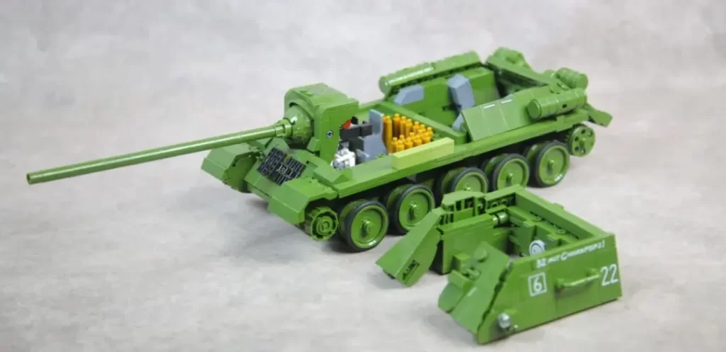 The other three sides of the gun compartment are assembled as a single piece of armor in the Panlos 632022 - SU 100 Tank Building Blocks,  photo 3 taked by Xiao Yu Jie 