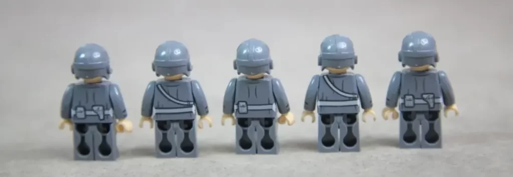 The printing is a bit on the simple side of The 5 Minifigures of the Panlos 632022 - SU 100 Tank Building Blocks, photo taked by Xiao Yu Jie