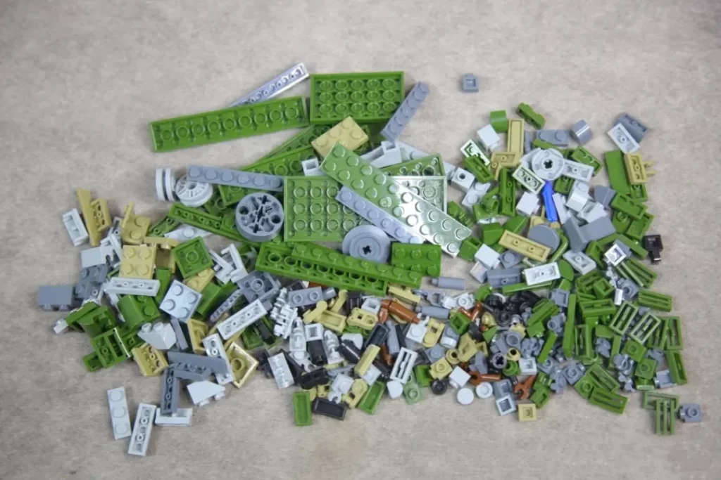 the elements in The Bag 5 of the Panlos 632022 - SU 100 Tank Building Blocks,  photo taked by Xiao Yu Jie 