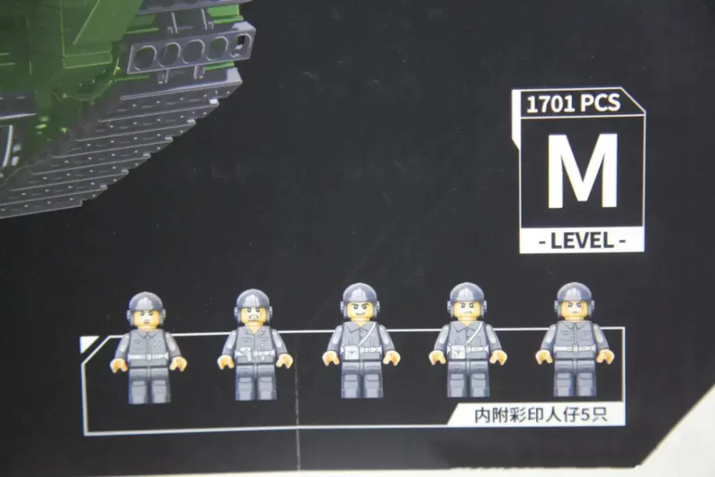 the package shows the set Includes 5 crew minifigures in Panlos 632022 - SU 100 Tank Building Blocks, photo taked by Xiao Yu Jie