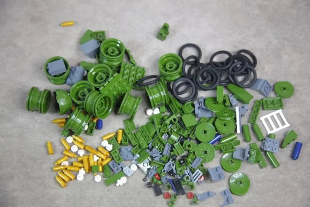 there are some rubber bands are used to enhance friction between the wheels and the tracks in The Bag 3 of Panlos 632022 - SU 100 Tank Building Blocks,  photo taked by Xiao Yu Jie 