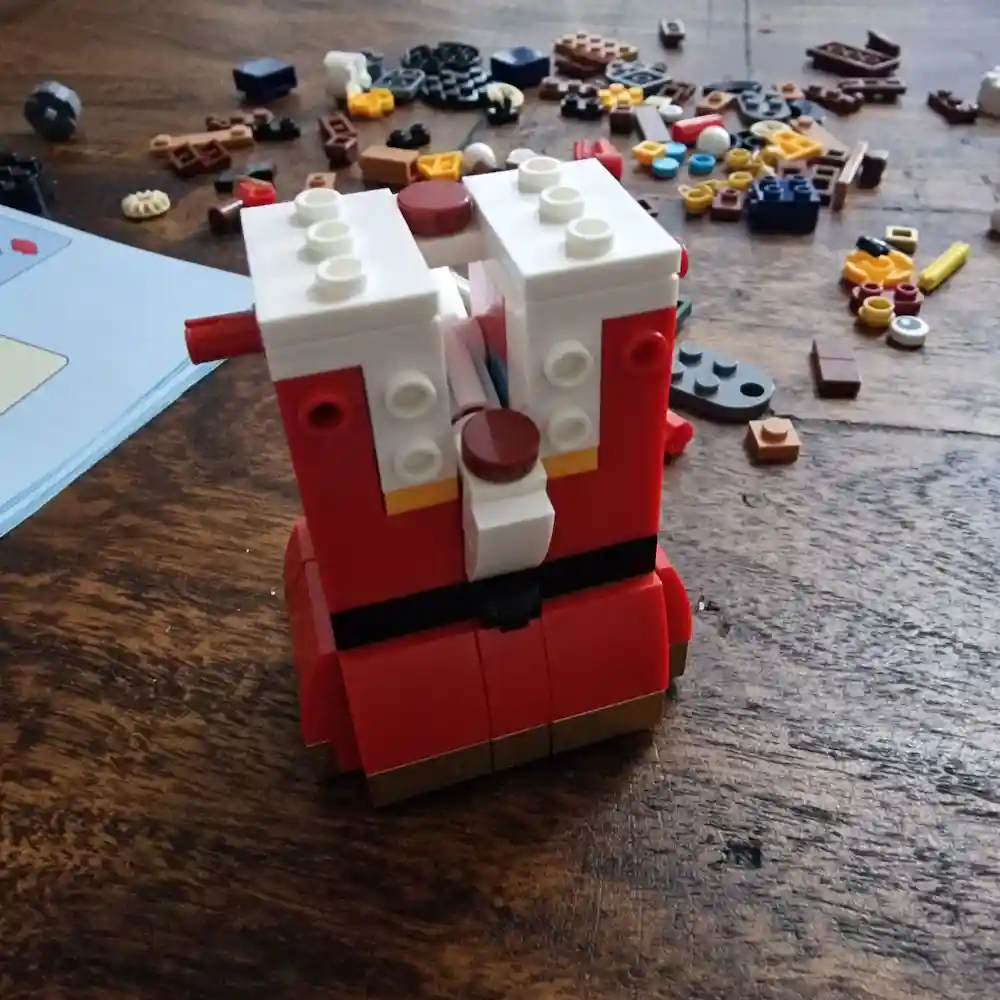 The Torso with its beautiful red outfit of LEGO 40640 Nutcracker, photo 2 taked by angelofdeathWHV