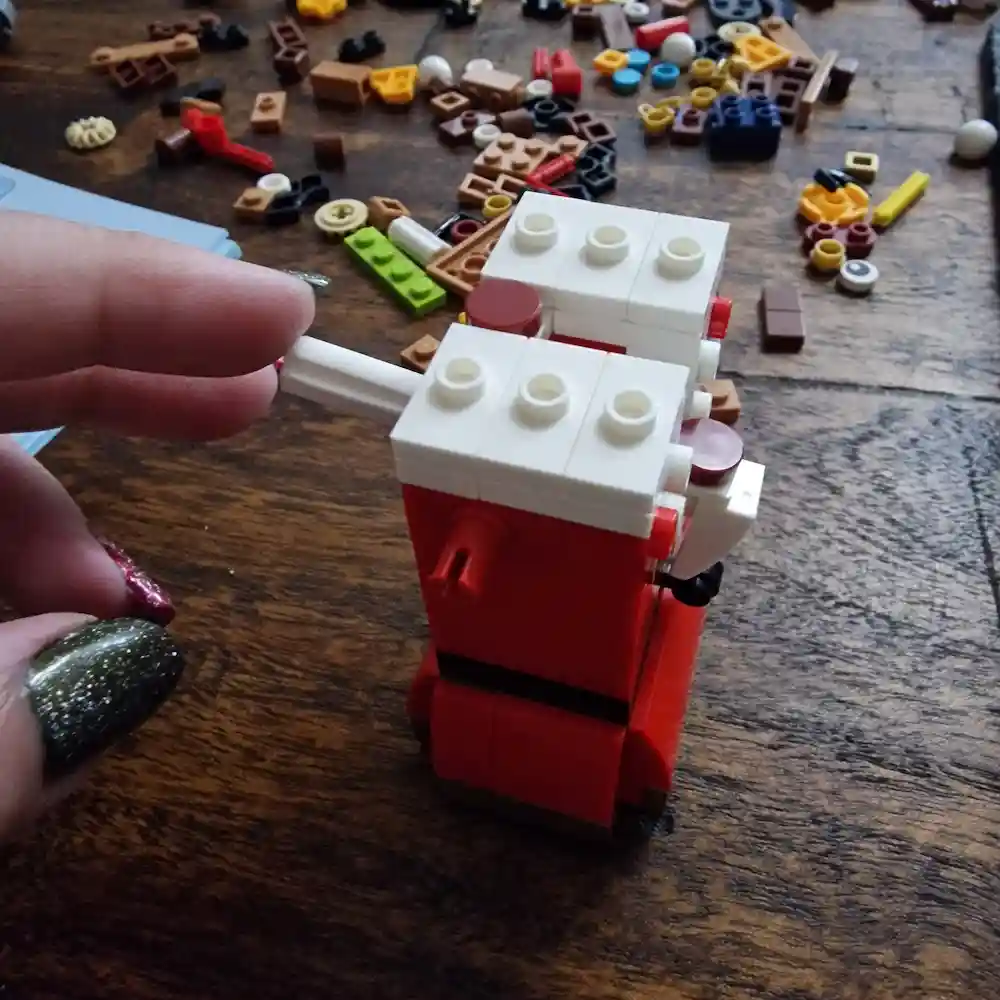 The Torso with its beautiful red outfit of LEGO 40640 Nutcracker, photo 3 taked by angelofdeathWHV