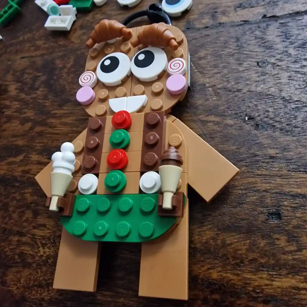 angelofdeathWHV's Favorite LEGO 40642 Gingerbread Ornaments With croissants as eyebrows, it has a unique look, photo taked by angelofdeathWHV