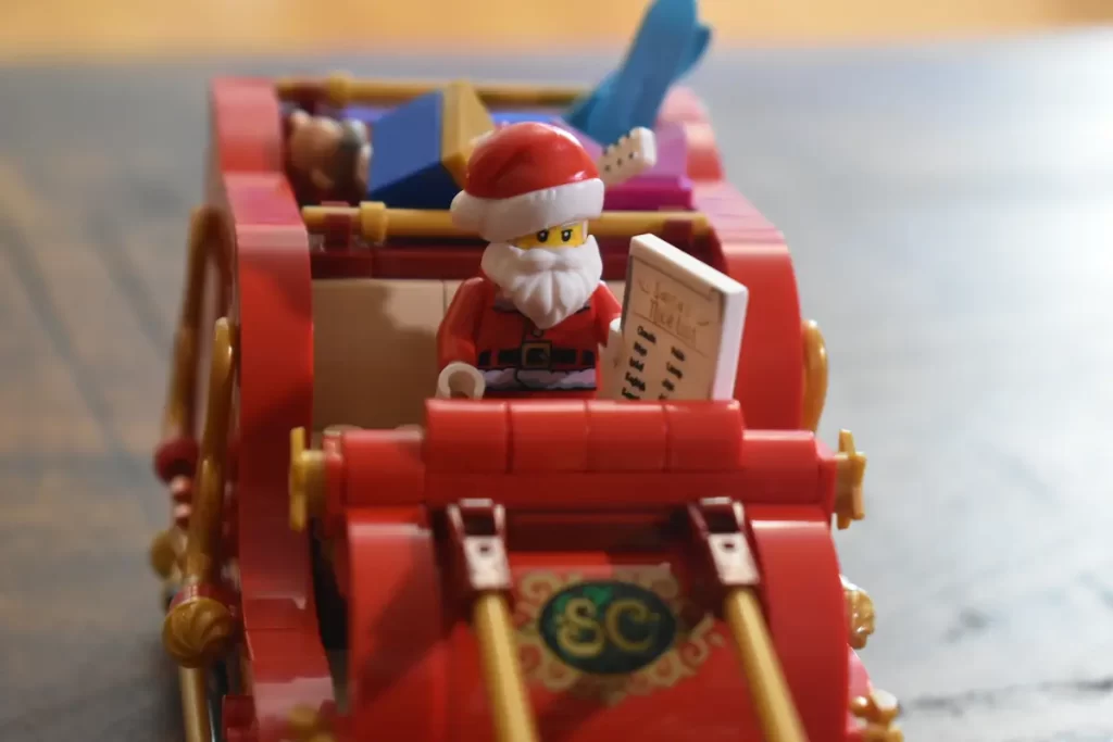 The Mini Santa Dressed in his classic red outfit and hat, carrying the printed map, sitting on the Sleigh of LEGO 40499 Santa's Sleigh, photo 2 taked by angelofdeathWHV