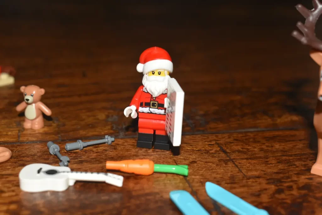 The Mini Santa Dressed in his classic red outfit and hat of LEGO 40499 Santa's Sleigh, photo 1 taked by angelofdeathWHV