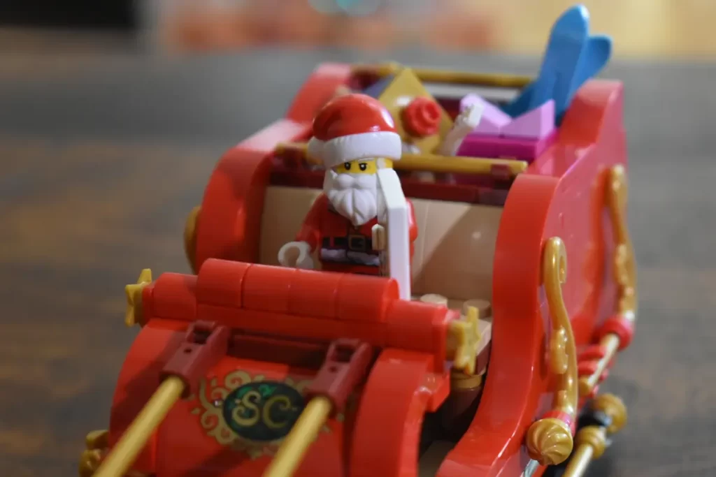 The Mini Santa Dressed in his classic red outfit and hat sitting on the Sleigh of LEGO 40499 Santa's Sleigh, photo 1 taked by angelofdeathWHV