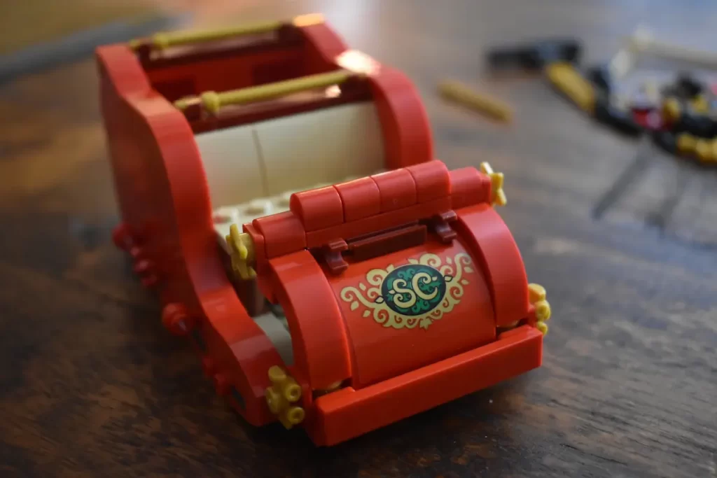 The vibrant red and gold color scheme Sleigh of LEGO 40499 Santa's Sleigh, photo 2 taked by angelofdeathWHV