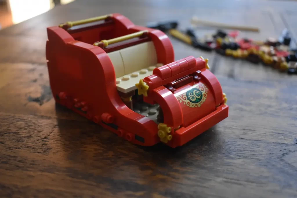 The vibrant red and gold color scheme Sleigh of LEGO 40499 Santa's Sleigh, photo 3 taked by angelofdeathWHV