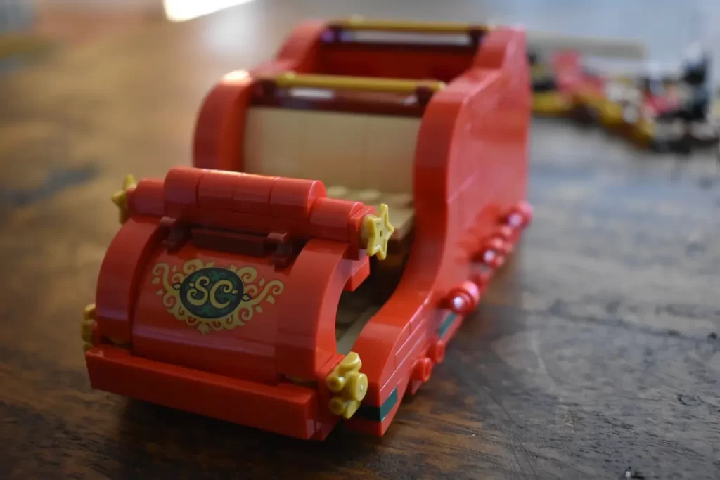 The vibrant red and gold color scheme Sleigh of LEGO 40499 Santa's Sleigh, photo 4 taked by angelofdeathWHV