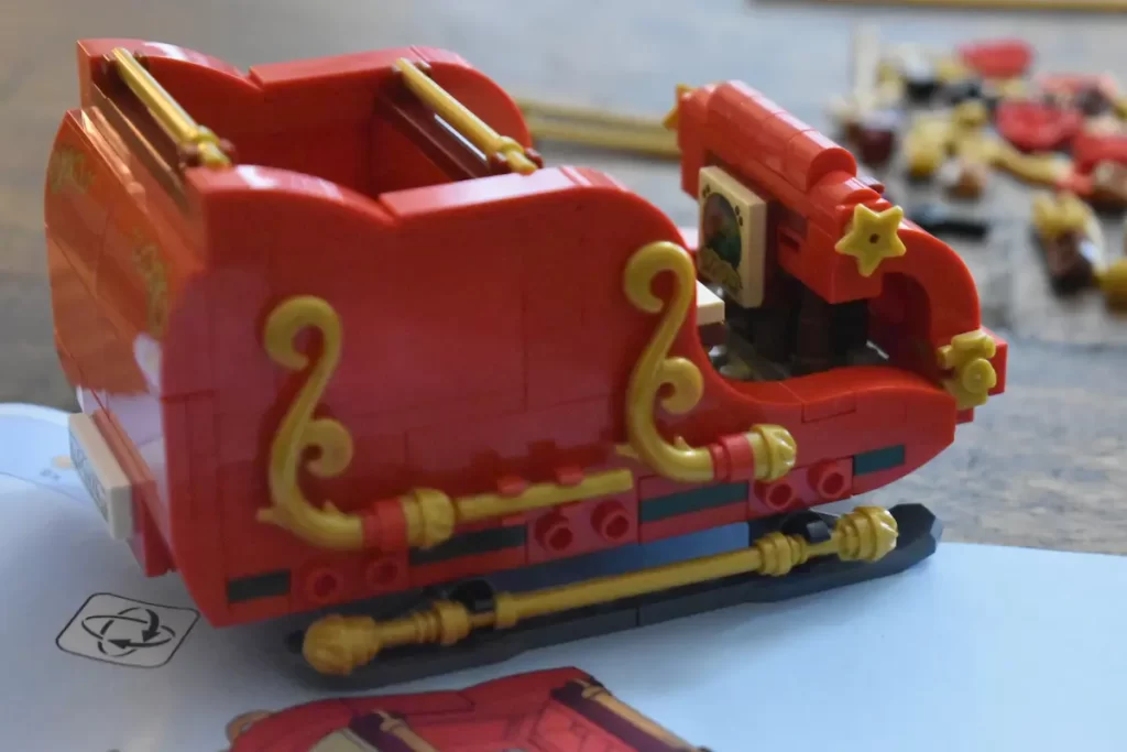 The vibrant red and gold color scheme Sleigh of LEGO 40499 Santa's Sleigh, photo 5 taked by angelofdeathWHV