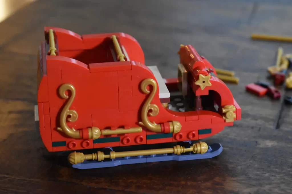 The vibrant red and gold color scheme Sleigh of LEGO 40499 Santa's Sleigh, photo 6 taked by angelofdeathWHV