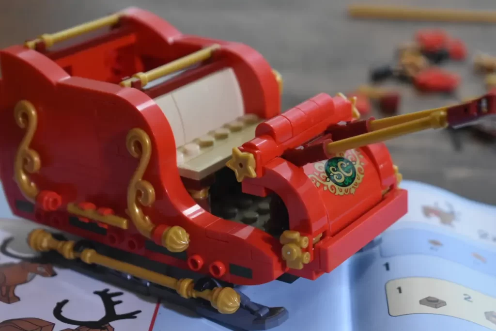 The vibrant red and gold color scheme Sleigh of LEGO 40499 Santa's Sleigh, photo 7 taked by angelofdeathWHV