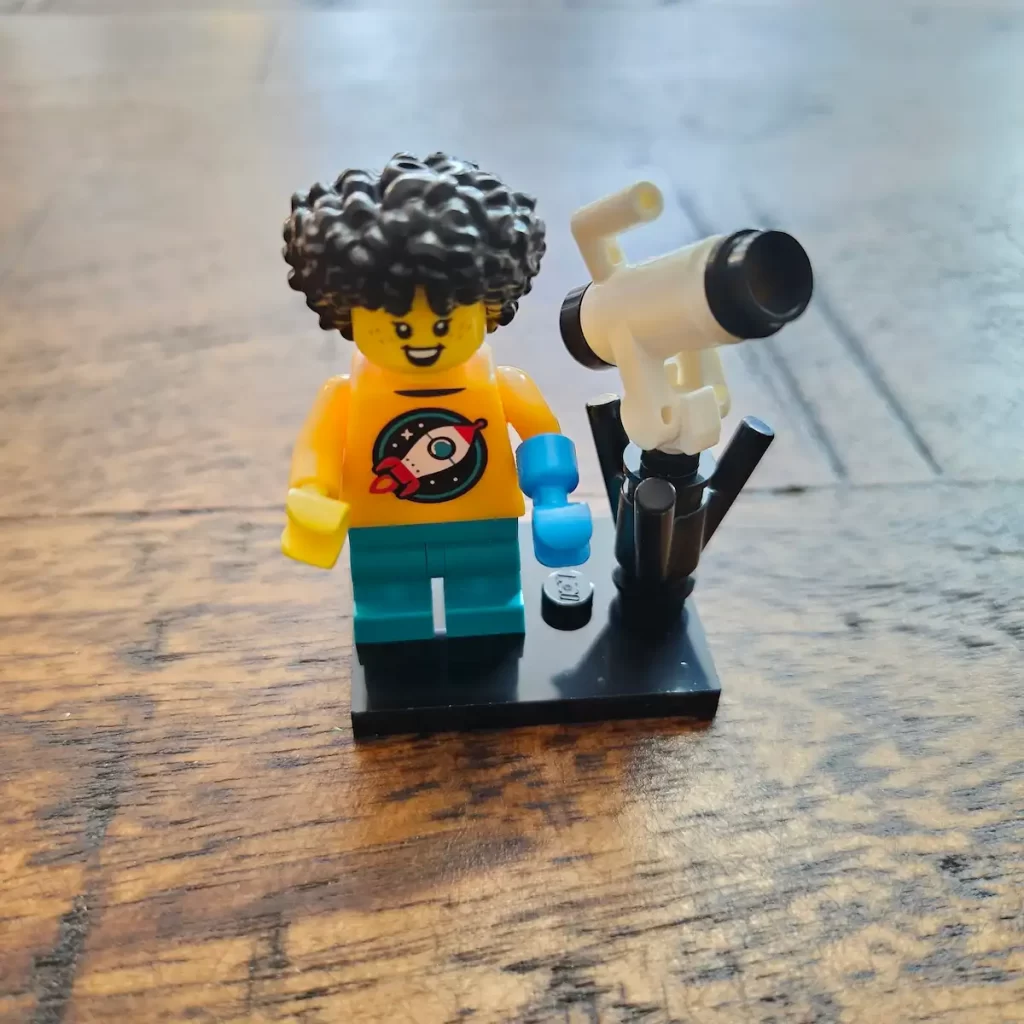 the Astronomer Kid of LEGO 71048 Minifigures Series 27 Reviewed by angelofdeathWHV 2