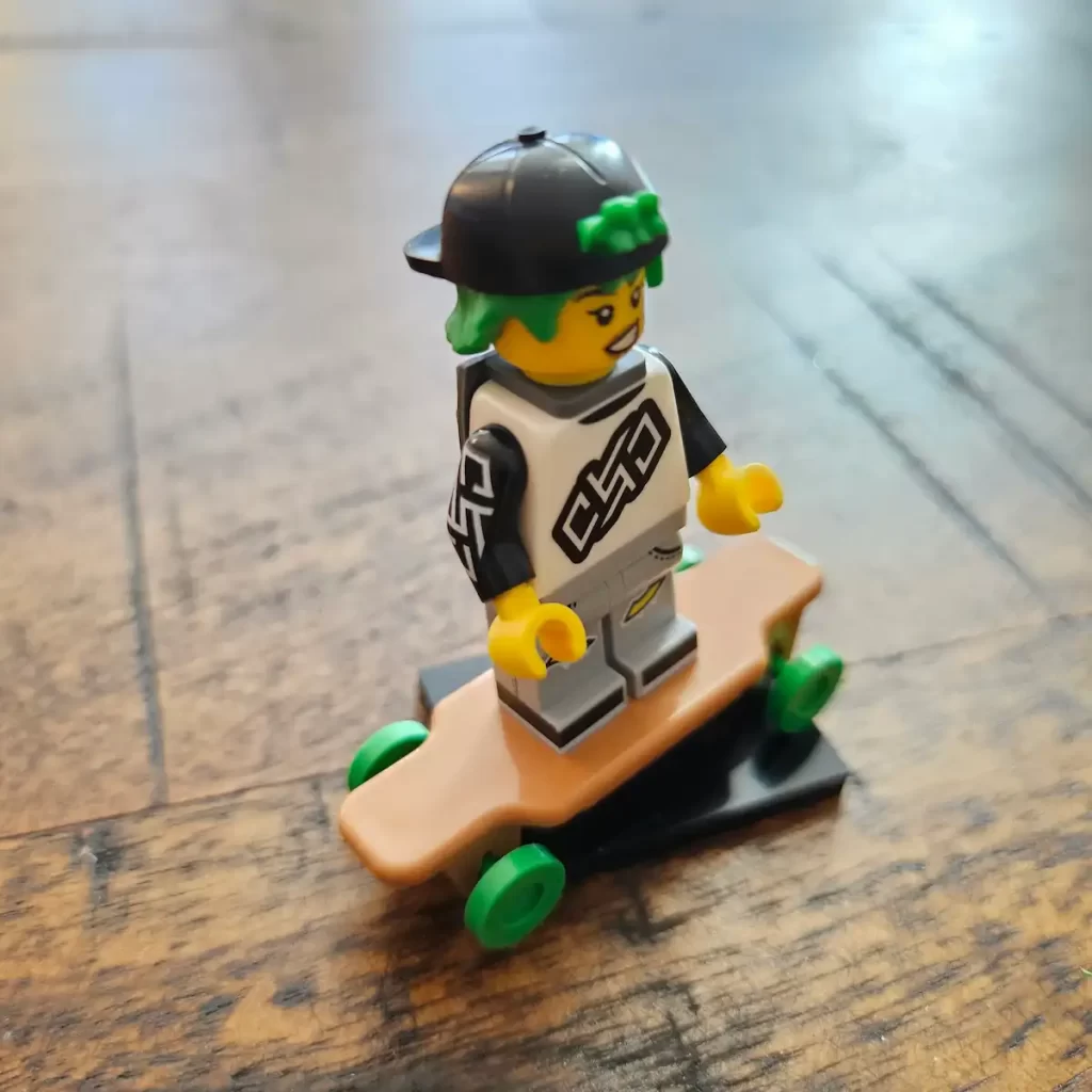 the Longboarder of LEGO 71048 Minifigures Series 27 Reviewed by angelofdeathWHV 2