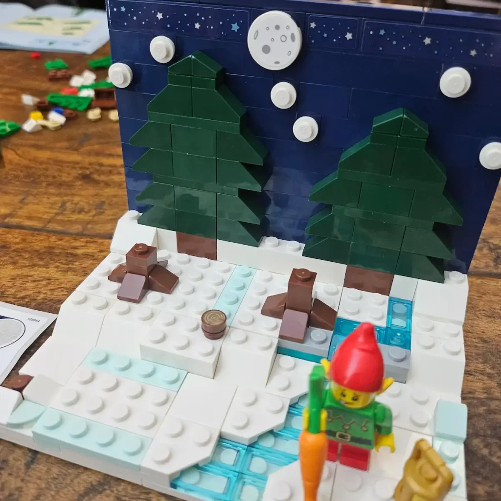 the base and background of LEGO 40484 Santa's Front Yard Reviewed by angelofdeathWHV 3