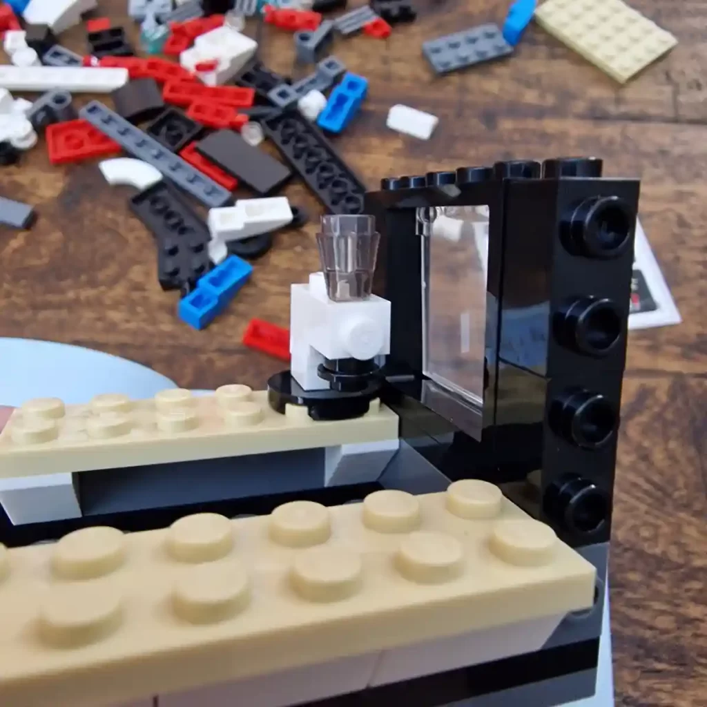 the coffee counter with accessories and cups of LEGO Creator 40488 Coffee Cart reviewed by angelofdeathWHV 1