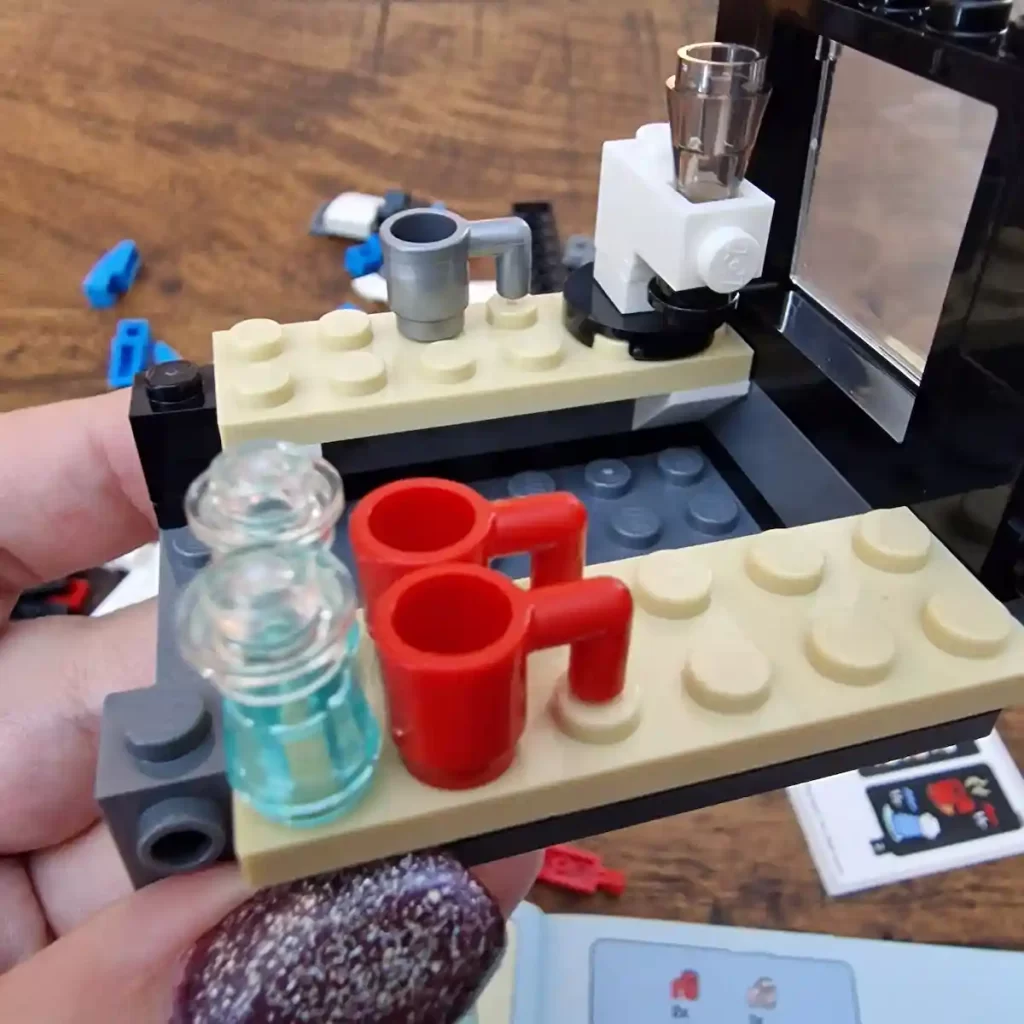 the coffee counter with accessories and cups of LEGO Creator 40488 Coffee Cart reviewed by angelofdeathWHV 3