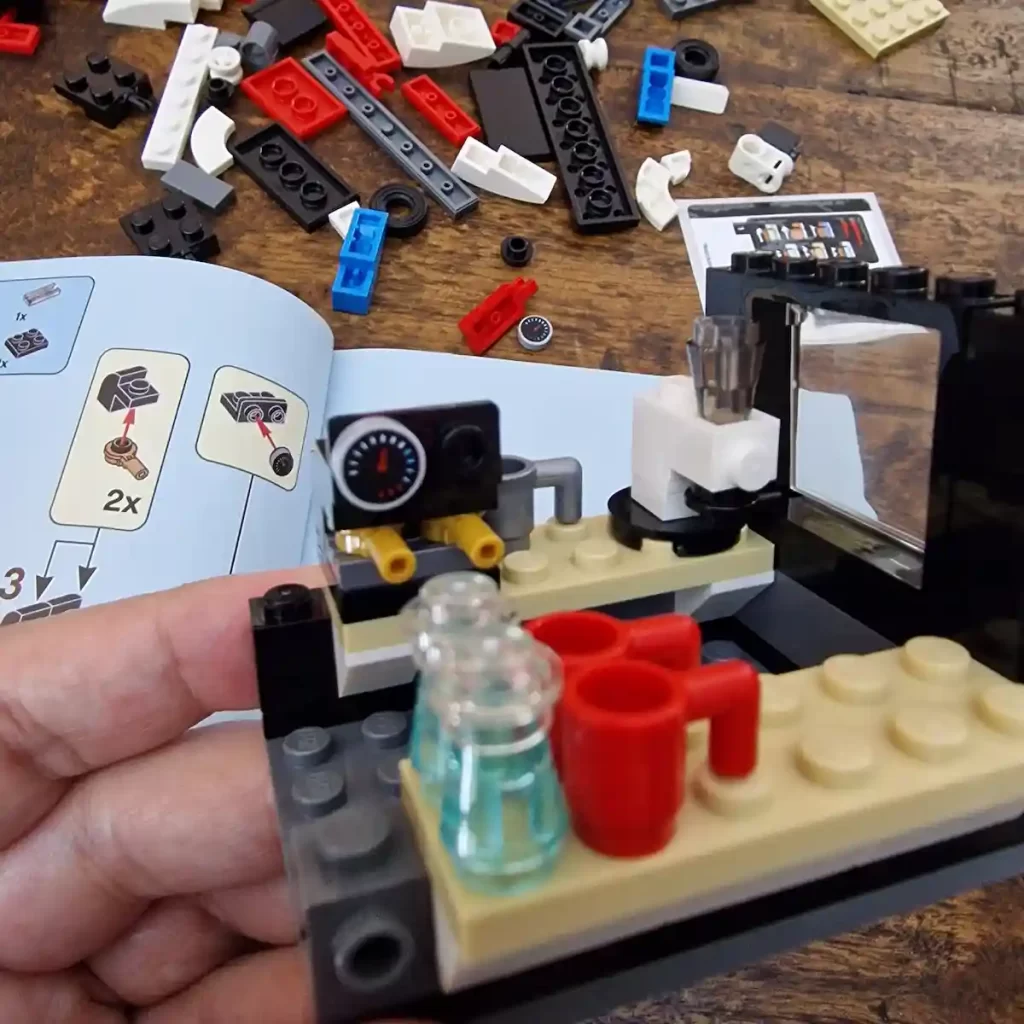the coffee counter with accessories and cups of LEGO Creator 40488 Coffee Cart reviewed by angelofdeathWHV 4