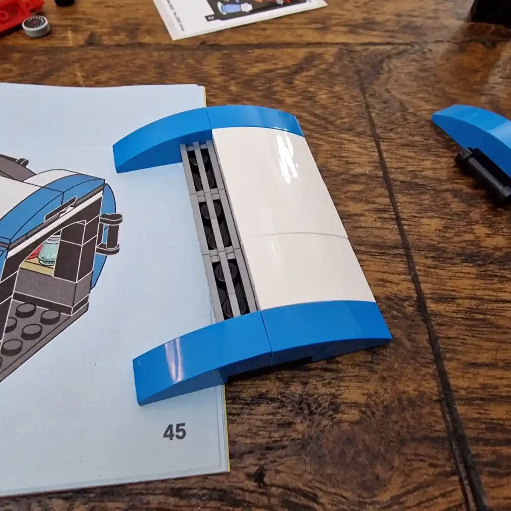 the details and design of LEGO Creator 40488 Coffee Cart reviewed by angelofdeathWHV 3