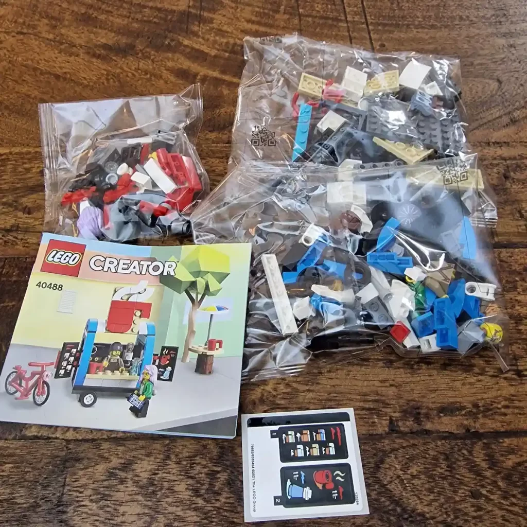 the elements and pieces of LEGO Creator 40488 Coffee Cart reviewed by angelofdeathWHV