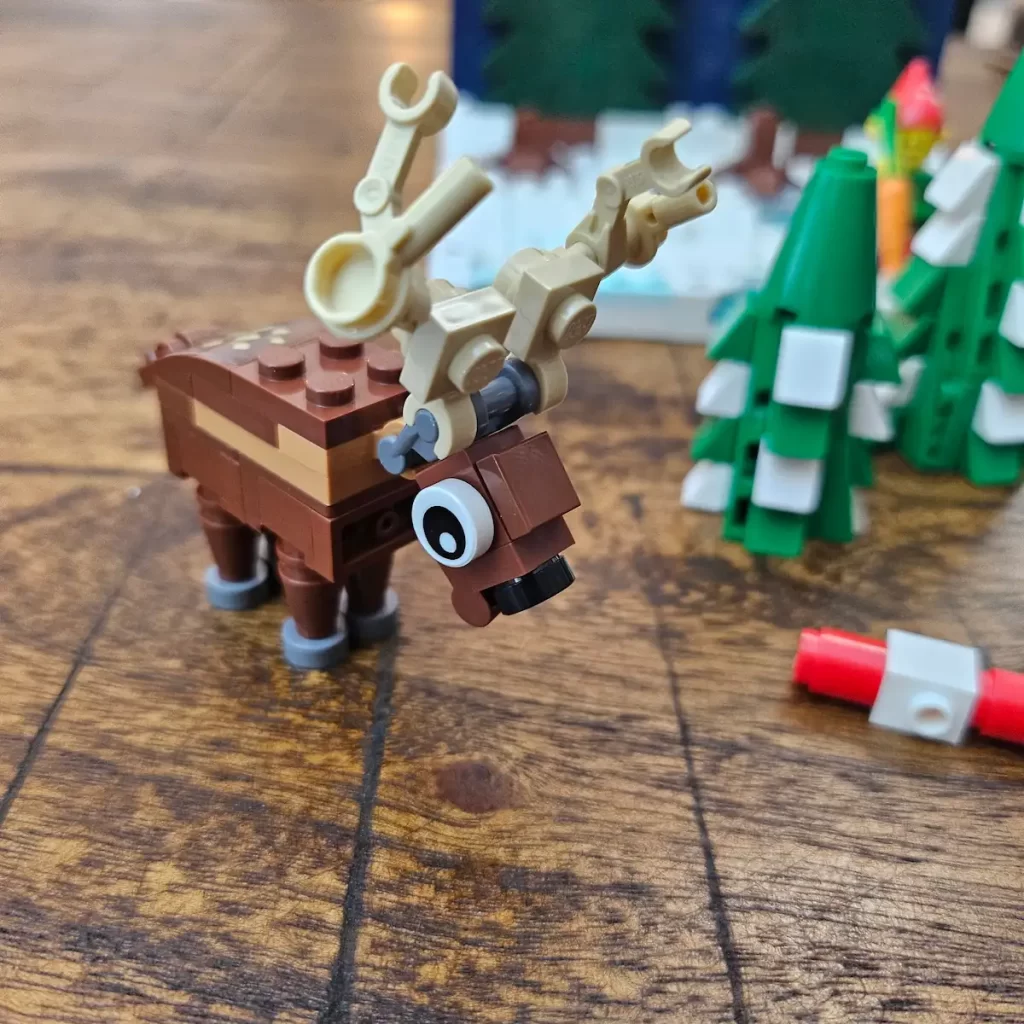 the elk of LEGO 40484 Santa's Front Yard Reviewed by angelofdeathWHV