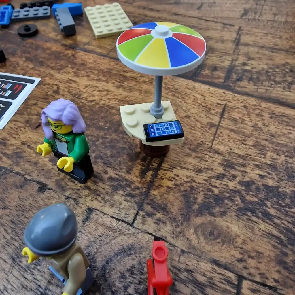 the minifigures of LEGO Creator 40488 Coffee Cart reviewed by angelofdeathWHV 2
