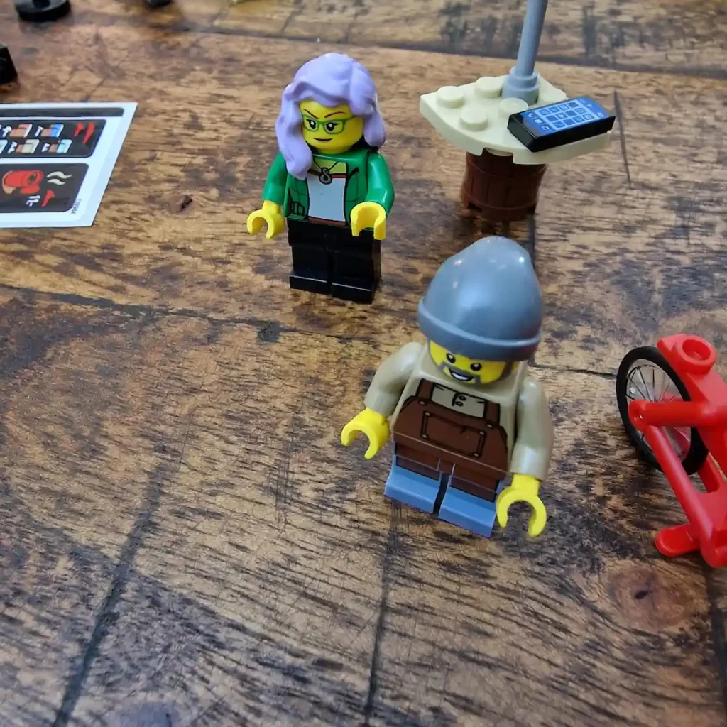 the minifigures of LEGO Creator 40488 Coffee Cart reviewed by angelofdeathWHV