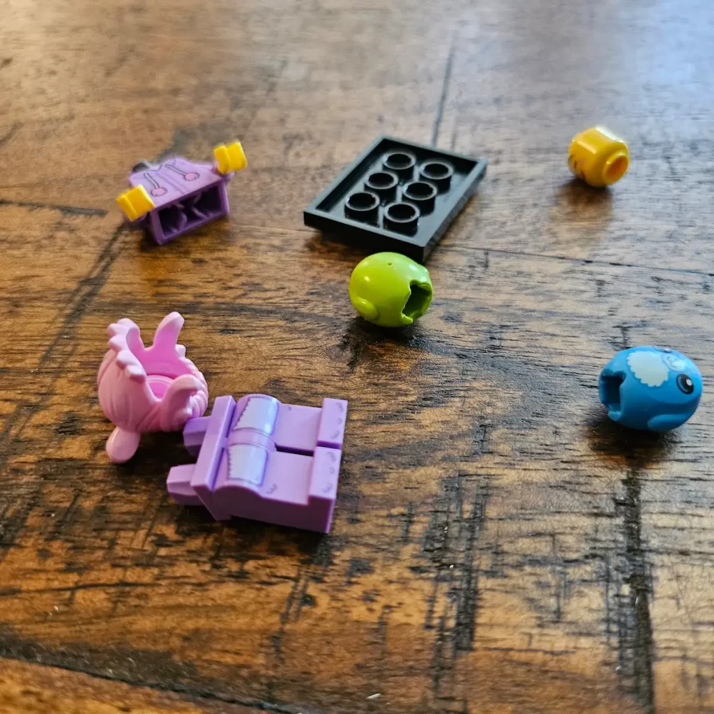 the pieces of the Plush Toy Collector of LEGO 71048 Minifigures Series 27 Reviewed by angelofdeathWHV