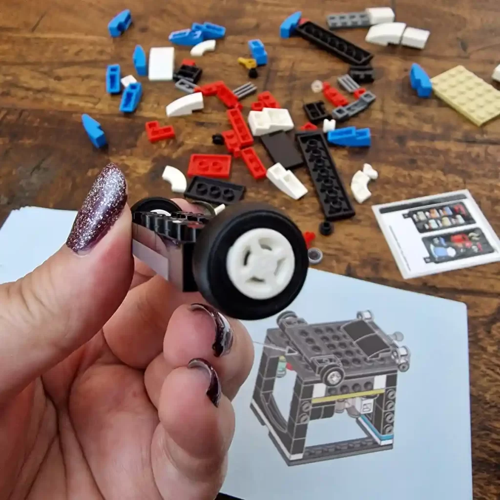 the wheels of LEGO Creator 40488 Coffee Cart reviewed by angelofdeathWHV