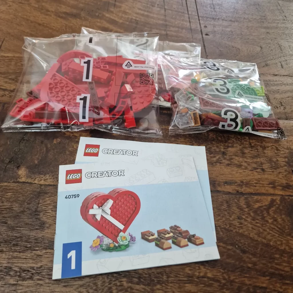 the parts and instruction of LEGO 40759 Celebration Series Valentine's Day Box photo taked by angelofdeathWHV