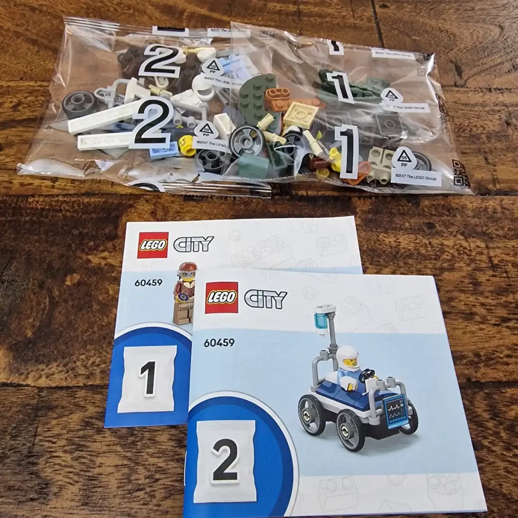 the parts and instructions of LEGO City 60459 Airplane vs. Hospital Bed Race Car Pack Photo taked by angelofdeathWHV