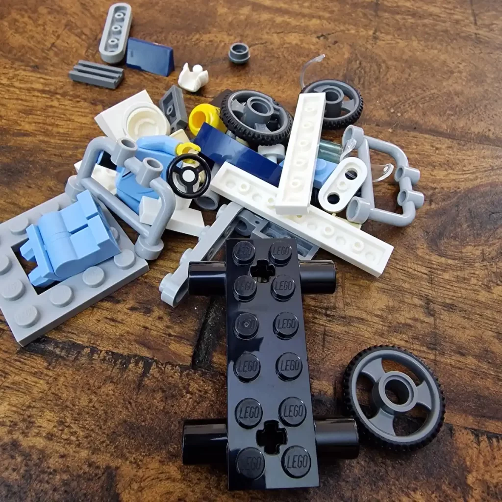 the parts of hospital bed of  LEGO City 60459 Airplane vs. Hospital Bed Race Car Pack Photo taked by angelofdeathWHV