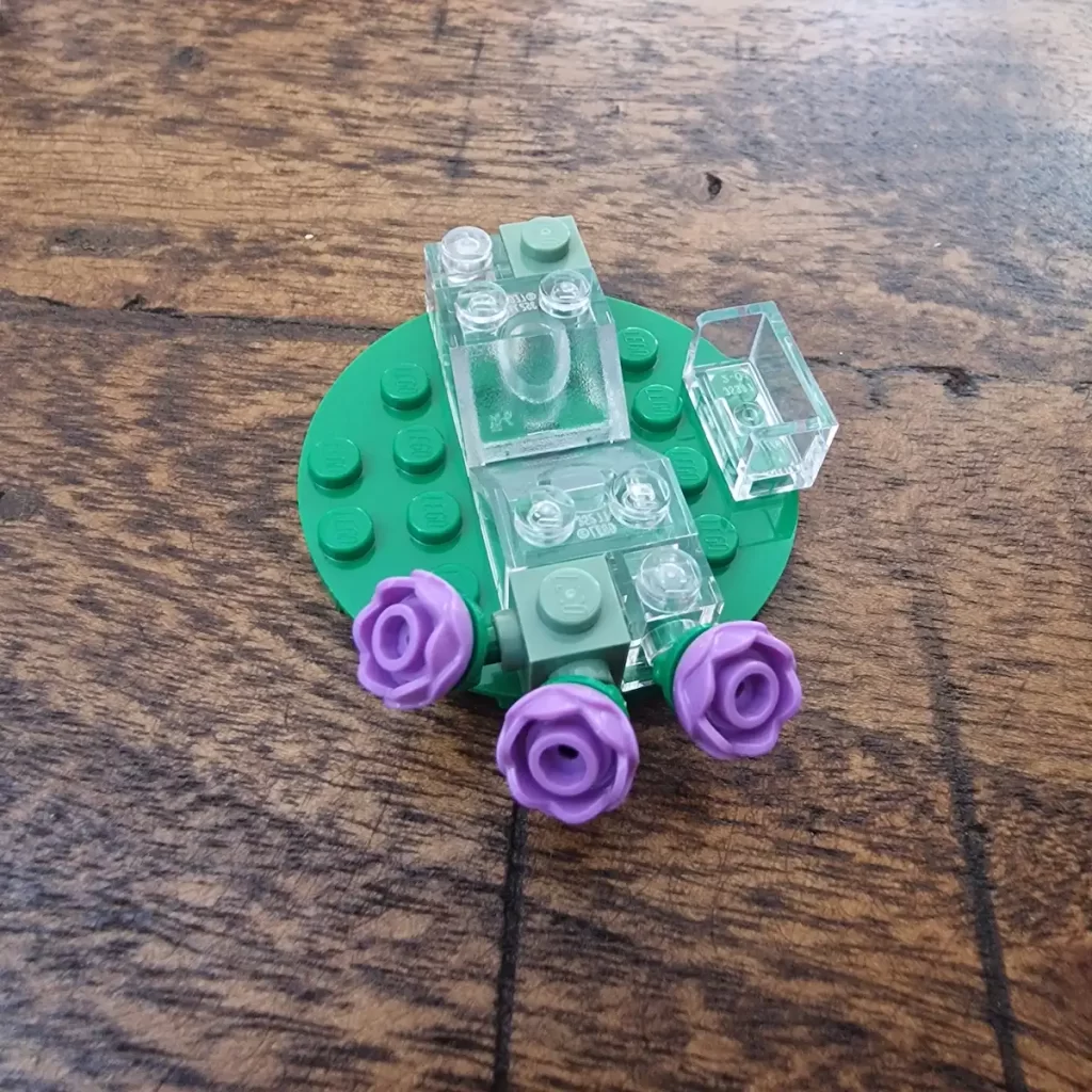 the purple flower of LEGO 40759 Celebration Series Valentine's Day Box photo taked by angelofdeathWHV